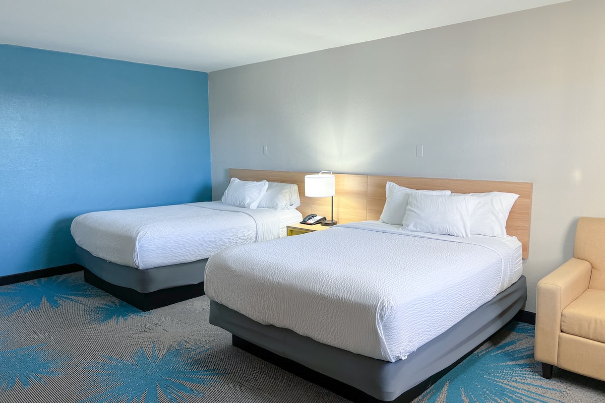 Guest room at Days Inn & Suites by Wyndham Santa Rosa